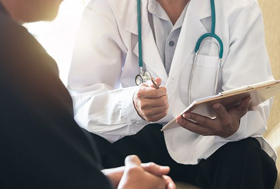 Paciente masculino em atendimento com urologista em clínica moderna