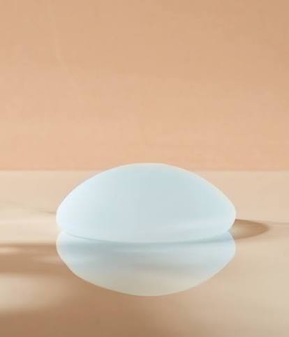 Cirurgião plástico avaliando uma paciente durante consulta para definir a indicação entre mastopexia ou cirurgia de aumento das mamas com prótese de silicone.